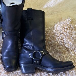 Women’s Black Frye 12R Harness size 7 1/2